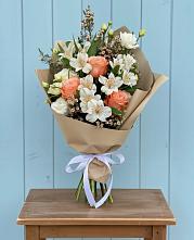 Букет цветов из:  Альстромерии, Лизиантусы, Розы и Хризантемы в Верхошижемье