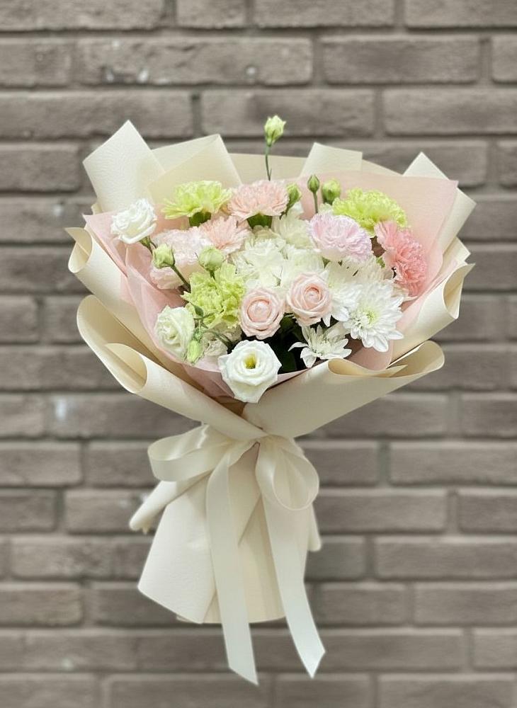 Букет цветов из: Гвоздики, Розы, Лизиантусы и Хризантемы в Верхошижемье