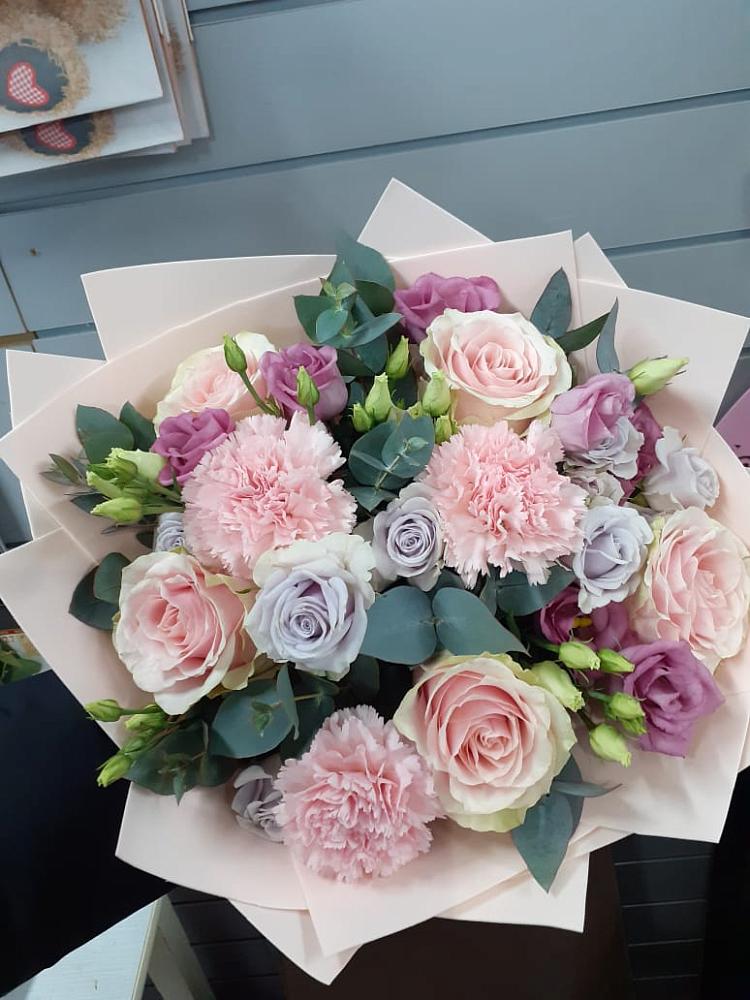 Букет цветов из: Розы, Гвоздики и Лизиантусы в Верхошижемье